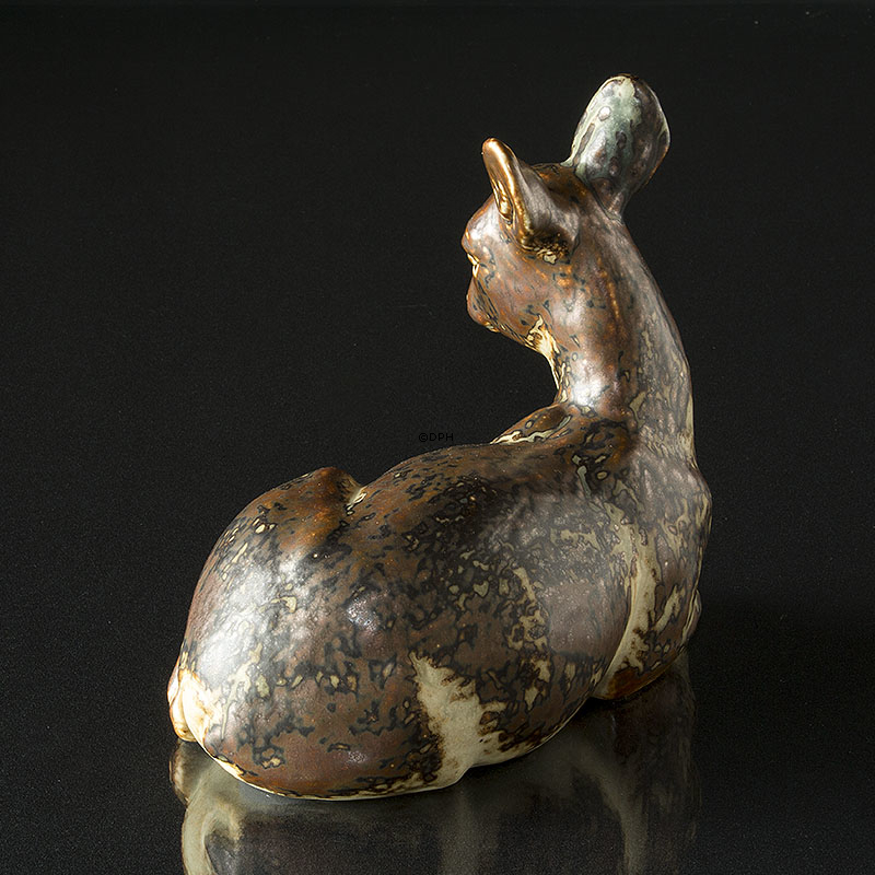 Hirschkuh liegt und entspannt sich, Royal Copenhagen Steingut Figur Nr. 20506