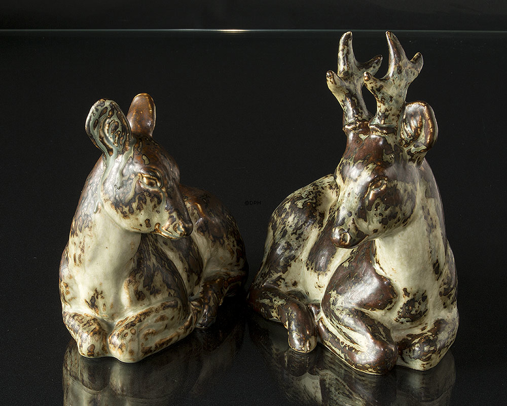 Hirschkuh liegt und entspannt sich, Royal Copenhagen Steingut Figur Nr. 20506