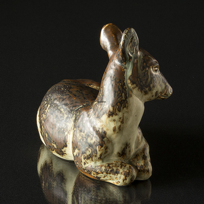 Hirschkuh liegt und entspannt sich, Royal Copenhagen Steingut Figur Nr. 20506