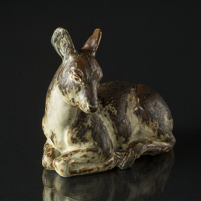 Hirschkuh liegt und entspannt sich, Royal Copenhagen Steingut Figur Nr. 20506