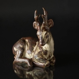 Hirsch liegt und entspannt sich, Royal Copenhagen Steingut Figur Nr. 20507