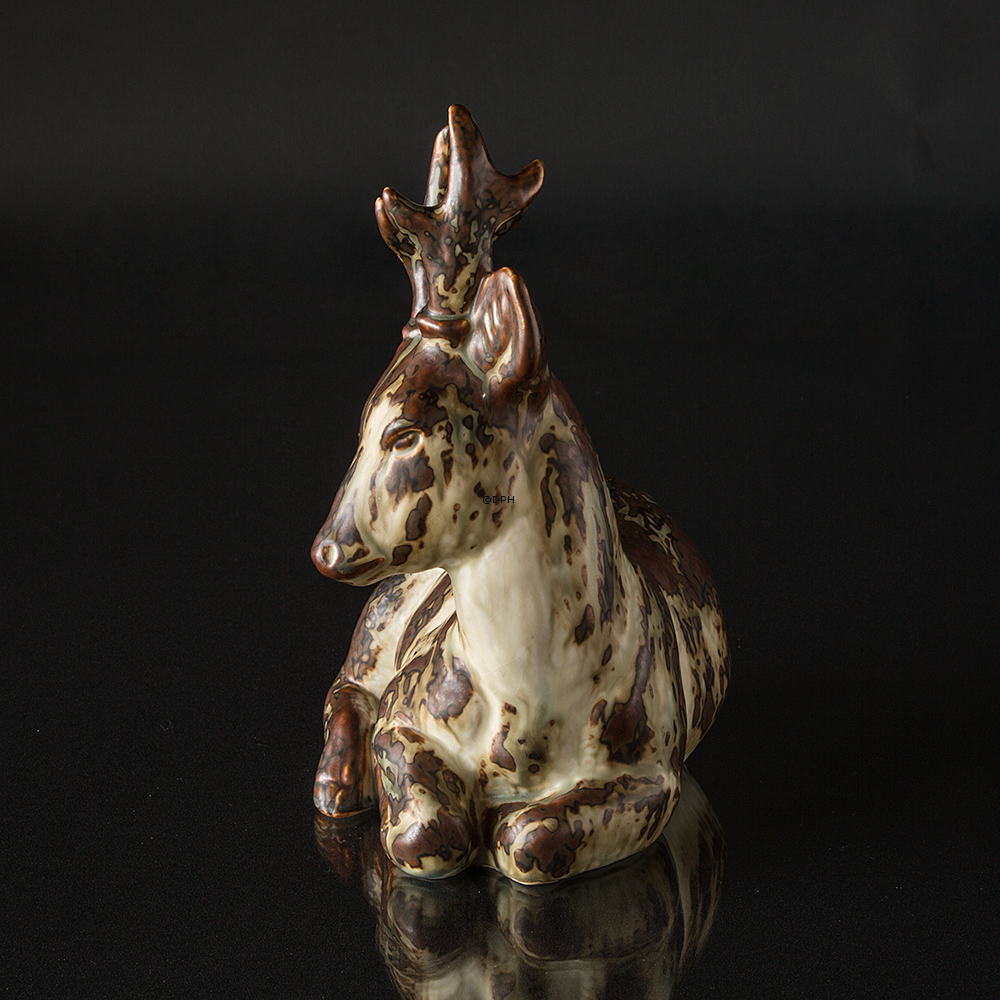 Hirsch liegt und entspannt sich, Royal Copenhagen Steingut Figur Nr. 20507