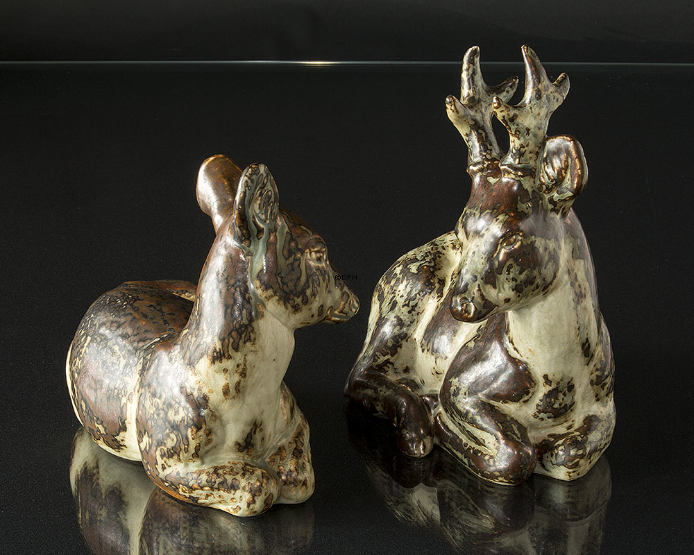 Hirsch liegt und entspannt sich, Royal Copenhagen Steingut Figur Nr. 20507