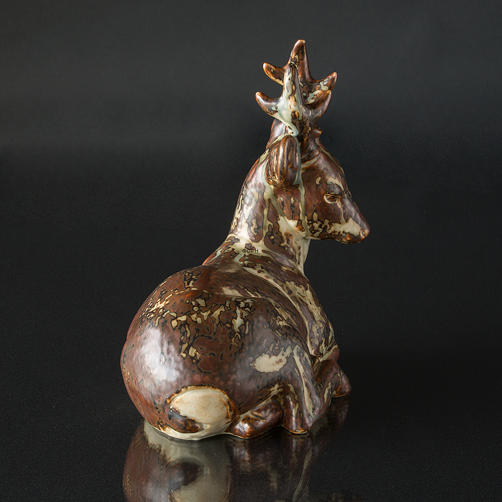 Hirsch liegt und entspannt sich, Royal Copenhagen Steingut Figur Nr. 20507
