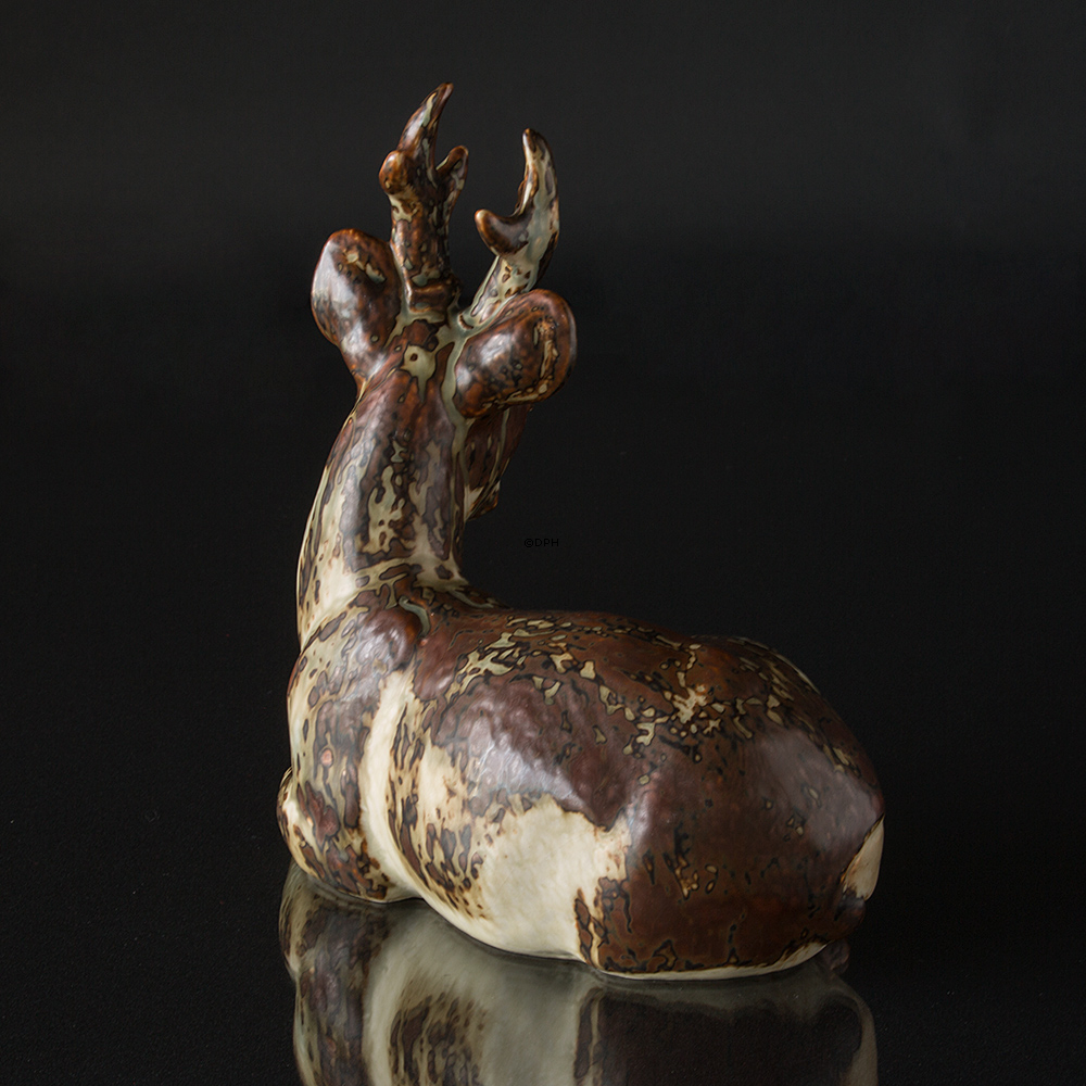 Hirsch liegt und entspannt sich, Royal Copenhagen Steingut Figur Nr. 20507