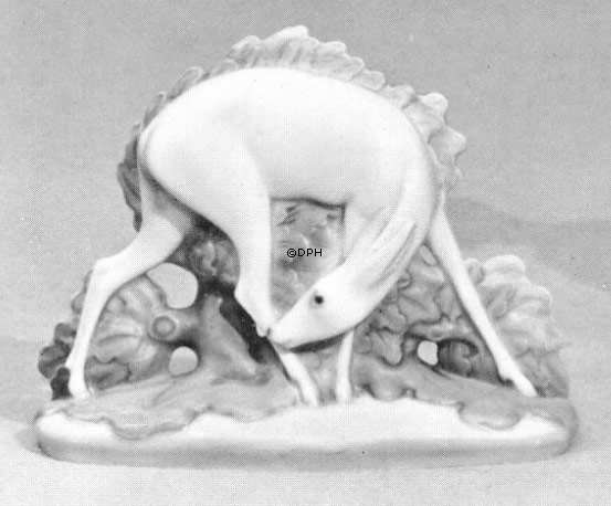 Hirsch auf grünem Stand, Royal Copenhagen Figur Nr. 2051