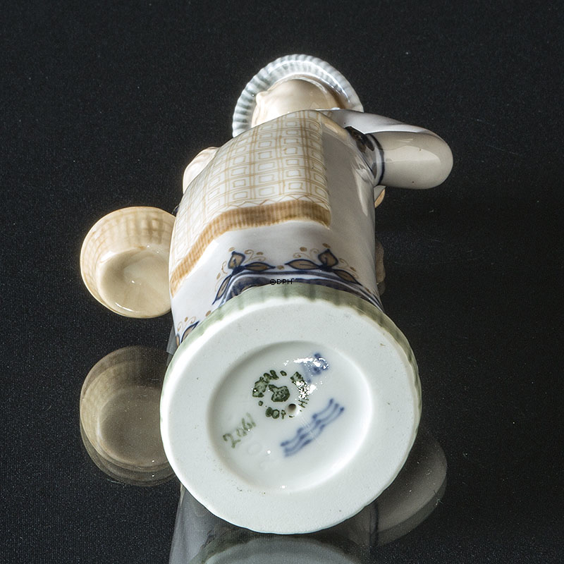 Frau mit Korb, Royal Copenhagen Figur Nr. 2061 (1890-1990 .)