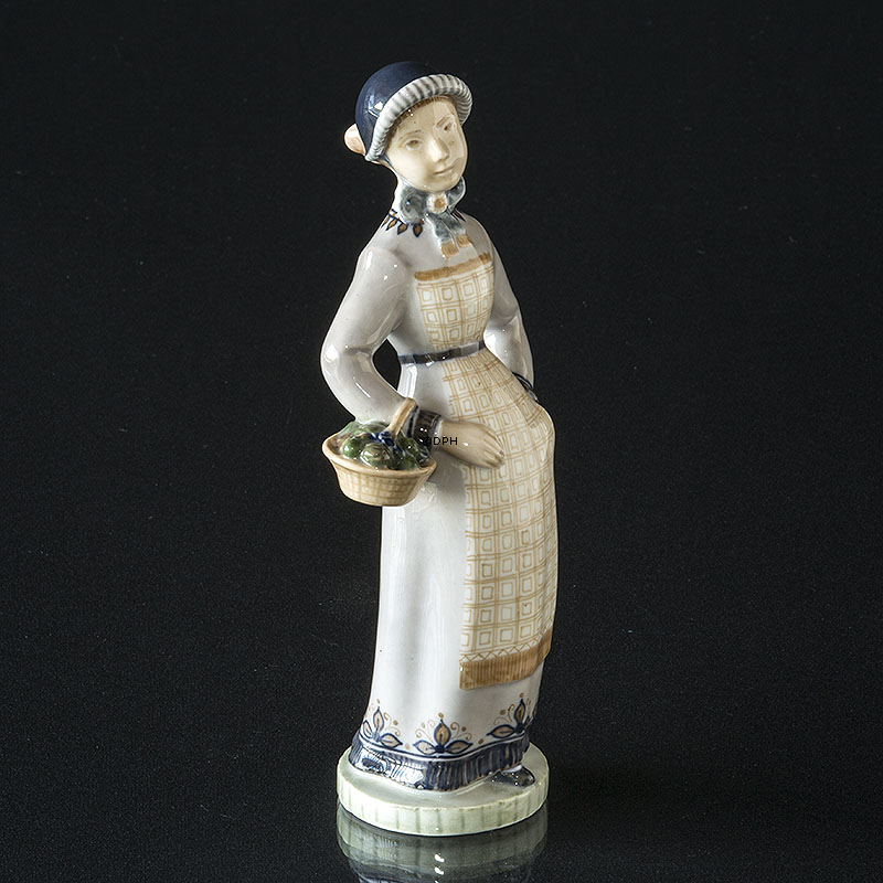 Frau mit Korb, Royal Copenhagen Figur Nr. 2061 (1890-1990 .)