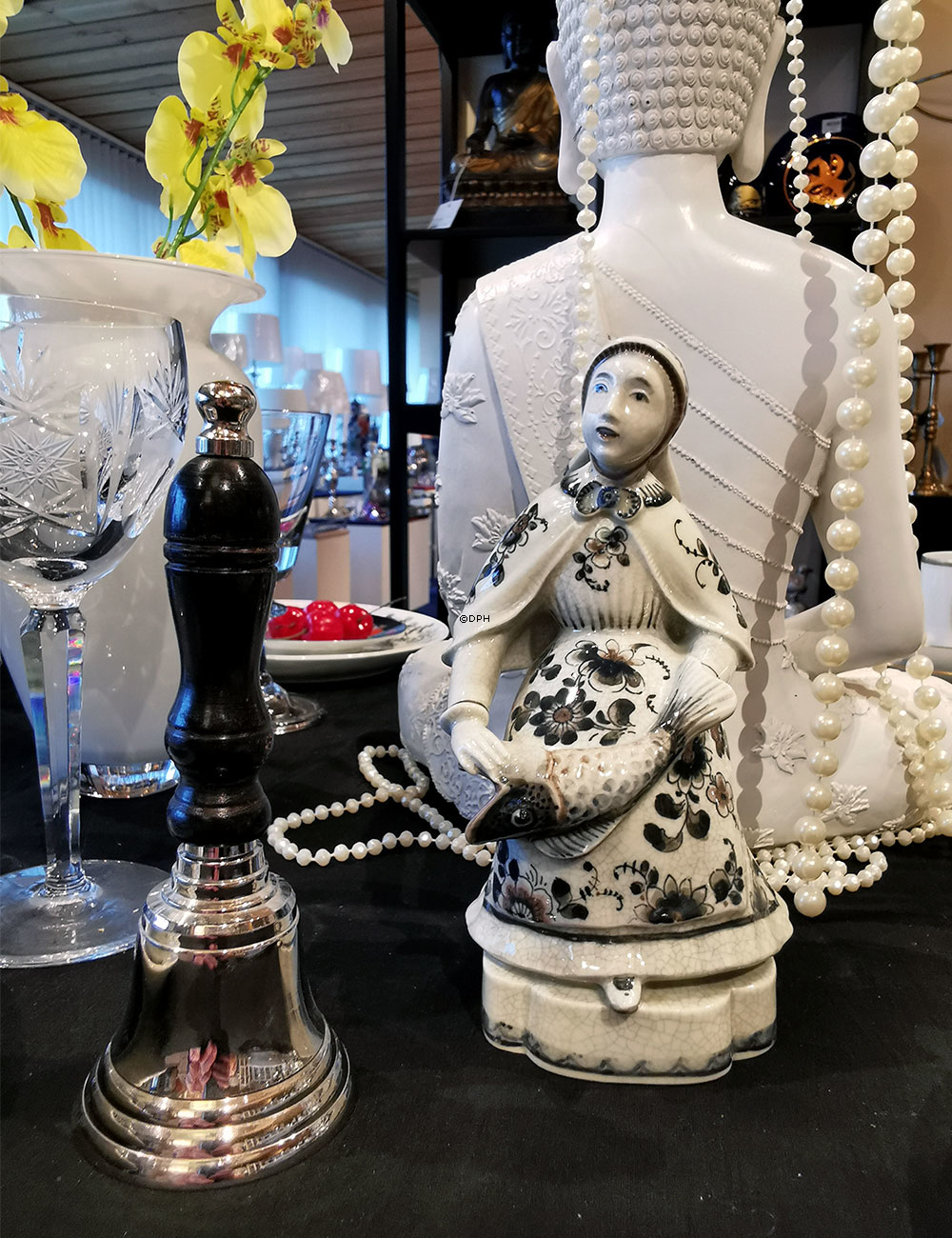 Frau mit Korb, Royal Copenhagen Figur Nr. 2061 (1890-1990 .)