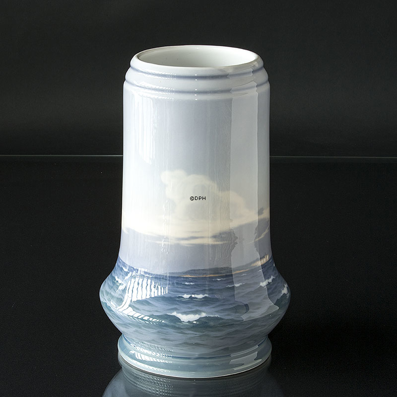 Vase mit Segelschiff an der Klippe von Møen, Royal Copenhagen Nr. 2108-1854 (1889-1922)