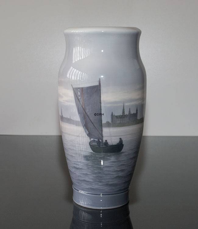 Vase mit Segelschiff vor Kronborg, Royal Copenhagen Nr. 2122-131