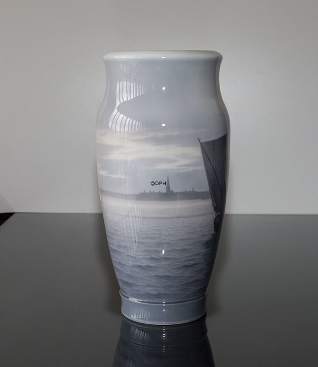 Vase mit Segelschiff vor Kronborg, Royal Copenhagen Nr. 2122-131