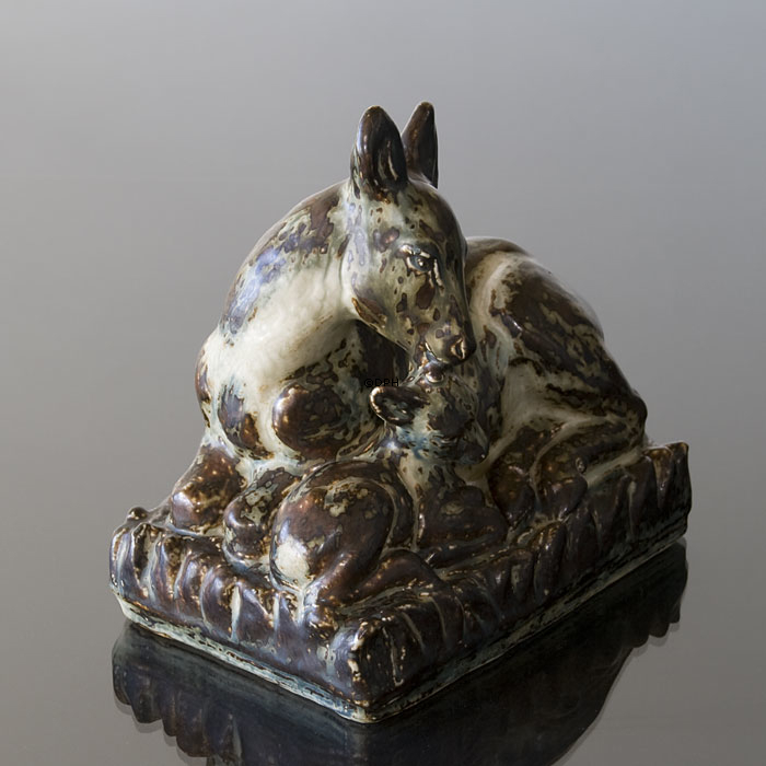 Hirsch mit Kitz, mütterliche Liebe, Royal Copenhagen Steingut Figur Nr. 21239