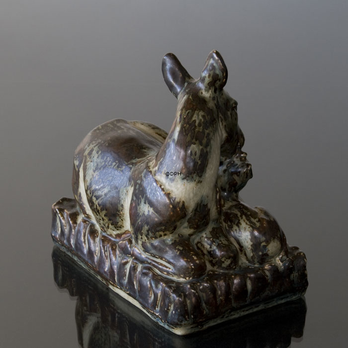 Hirsch mit Kitz, mütterliche Liebe, Royal Copenhagen Steingut Figur Nr. 21239