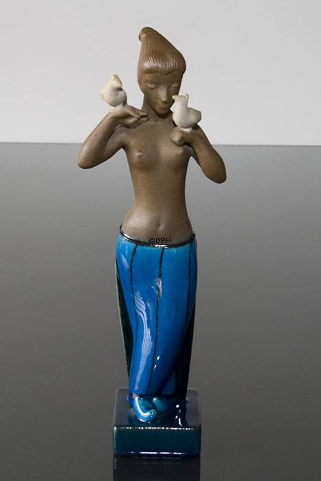 Steingutfigur  Royal Copenhagen, Mädchen mit Tauben. Entworfen von Johannes Hedegaard Nr. 21319