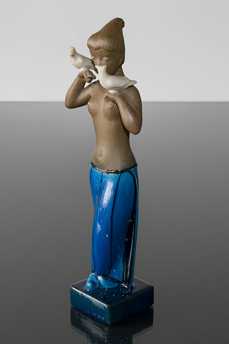 Steingutfigur  Royal Copenhagen, Mädchen mit Tauben. Entworfen von Johannes Hedegaard Nr. 21319