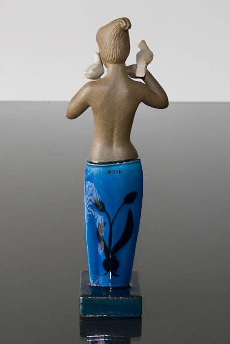 Steingutfigur  Royal Copenhagen, Mädchen mit Tauben. Entworfen von Johannes Hedegaard Nr. 21319