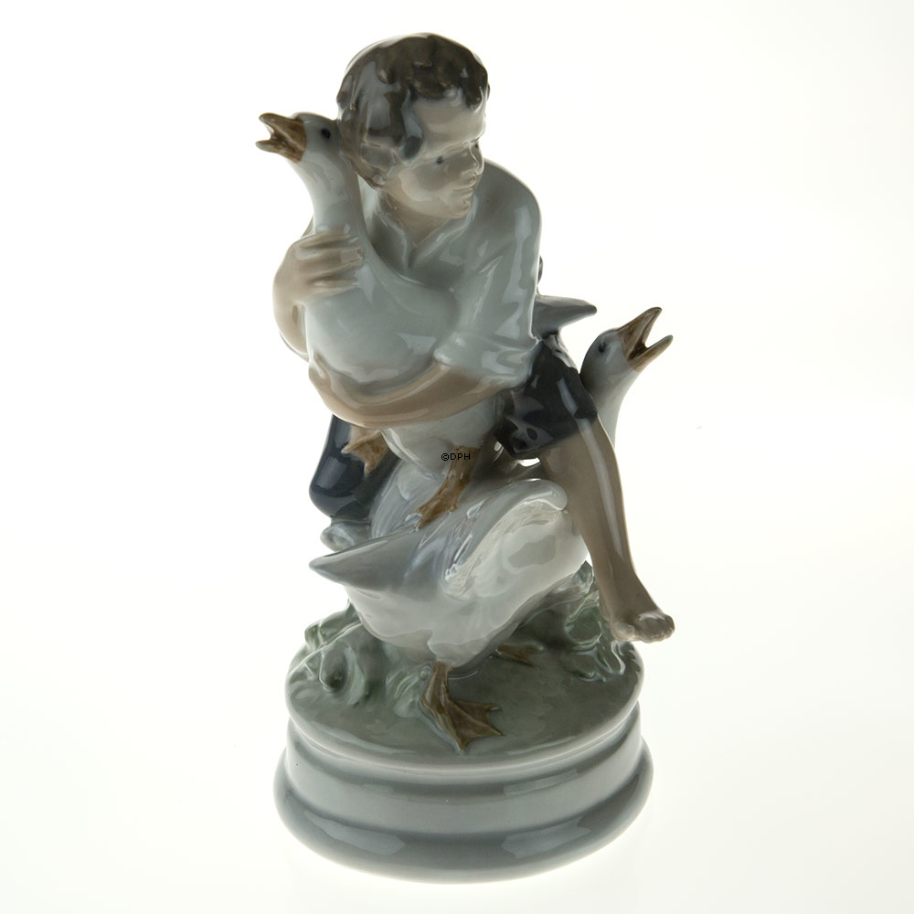 Der Gänsedieb, Junge mit Gänsen, Royal Copenhagen Figur Nr. 2139