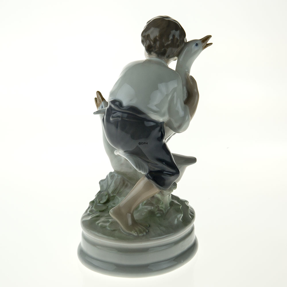 Der Gänsedieb, Junge mit Gänsen, Royal Copenhagen Figur Nr. 2139