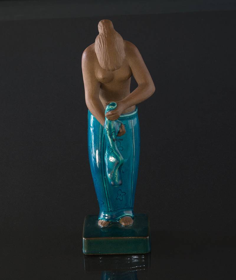 Steingut, Martha, Royal Copenhagen Nr. 21424, Mädchen mit Kleidung. Entworfen von Johannes Hedegaard