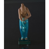 Steingut, Martha, Royal Copenhagen Nr. 21424, Mädchen mit Kleidung. Entworfen von Johannes Hedegaard