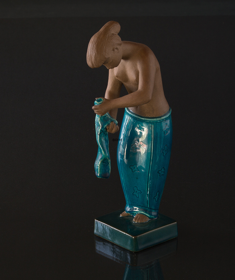 Steingut, Martha, Royal Copenhagen Nr. 21424, Mädchen mit Kleidung. Entworfen von Johannes Hedegaard