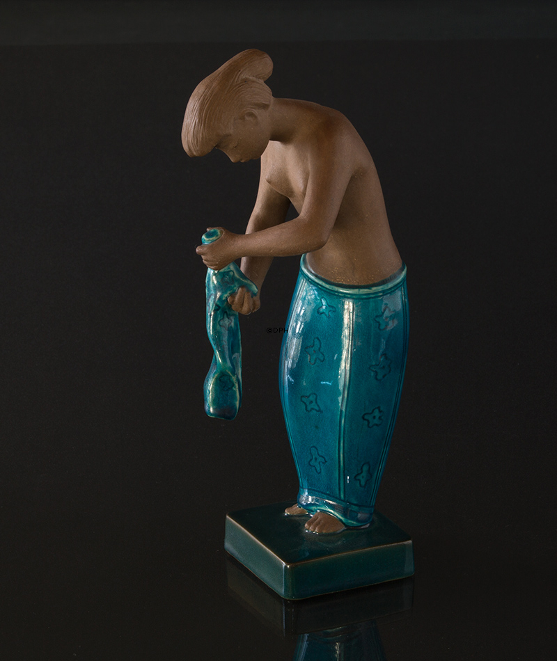 Steingut, Martha, Royal Copenhagen Nr. 21424, Mädchen mit Kleidung. Entworfen von Johannes Hedegaard