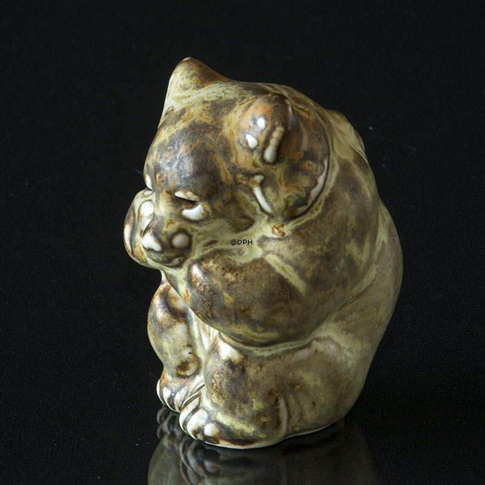 Bärchenjunges sitzt und scheint Angst zu haben, Royal Copenhagen Sungglaziert Steingut Figur Nr. 21435