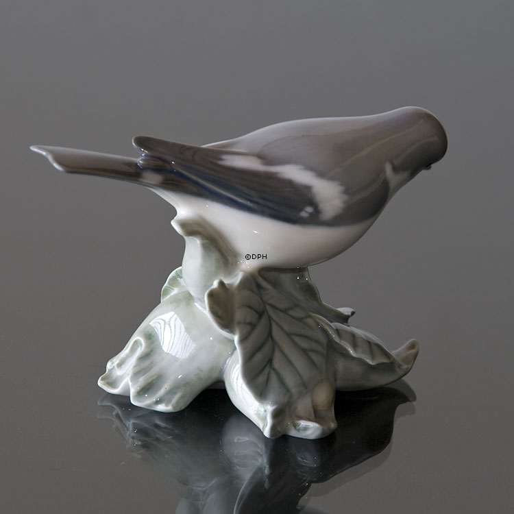 Fliegenschnäpper sitzt in Blättern, Royal Copenhagen Vogelfigur Nr. 2144