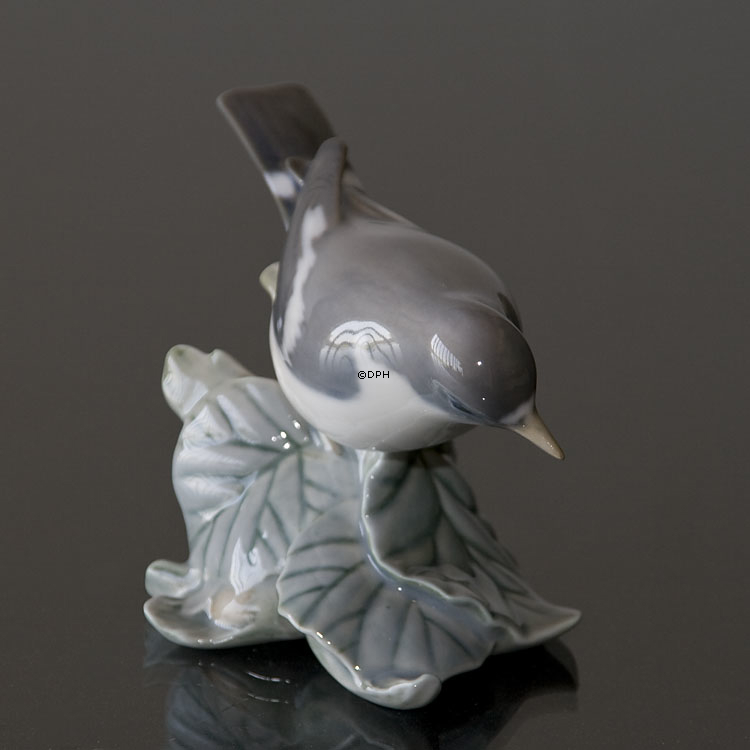 Fliegenschnäpper sitzt in Blättern, Royal Copenhagen Vogelfigur Nr. 2144