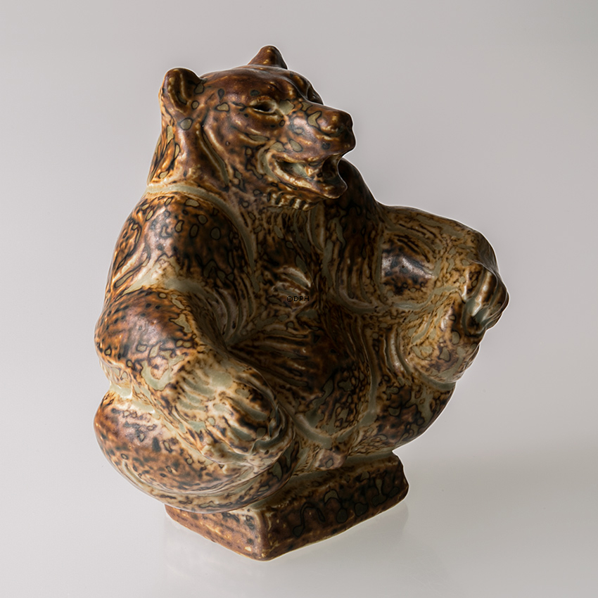 Bär sitzt spielerisch, Royal Copenhagen Steingutfigur Nr. 21458