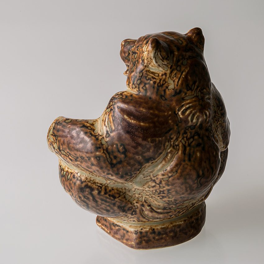 Bär sitzt spielerisch, Royal Copenhagen Steingutfigur Nr. 21458