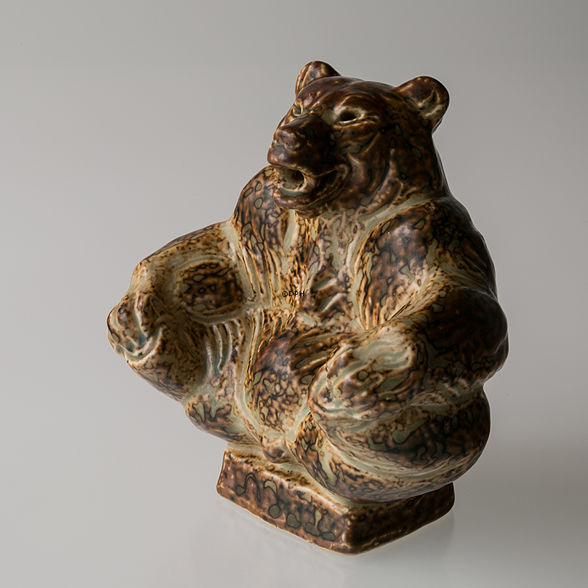 Bär sitzt spielerisch, Royal Copenhagen Steingutfigur Nr. 21458