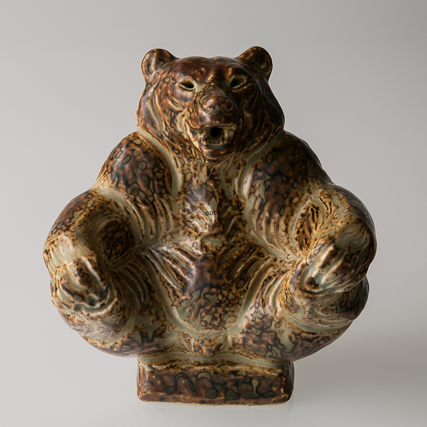 Bär sitzt spielerisch, Royal Copenhagen Steingutfigur Nr. 21458