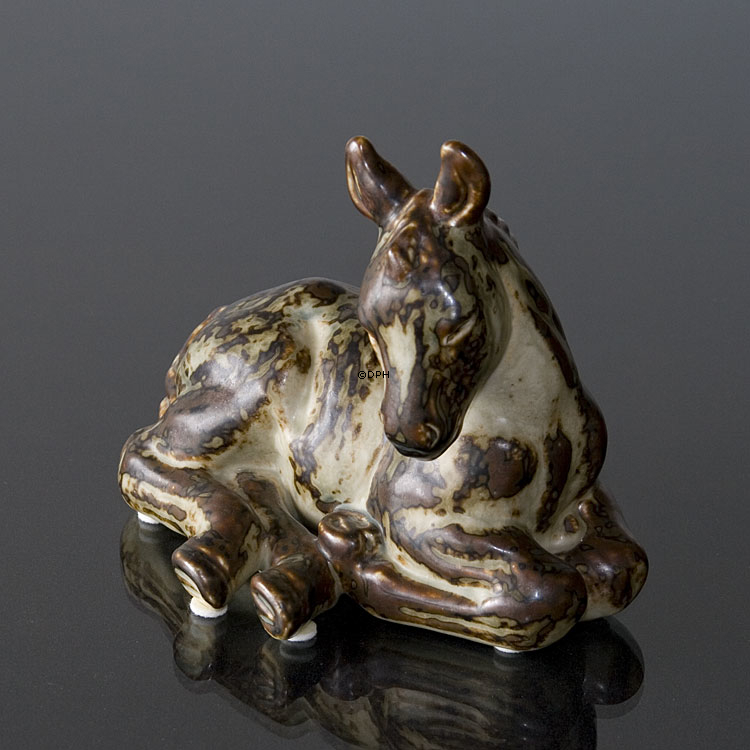 Liegendes Fohlen, Royal Copenhagen Steinzeug Figur Nr. 21516
