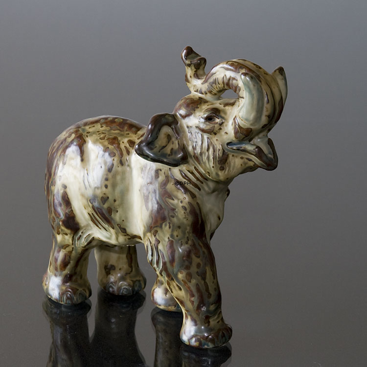 Elefant mit erhobenem Rüssel, Royal Copenhagen Steingutfigur Nr. 21517