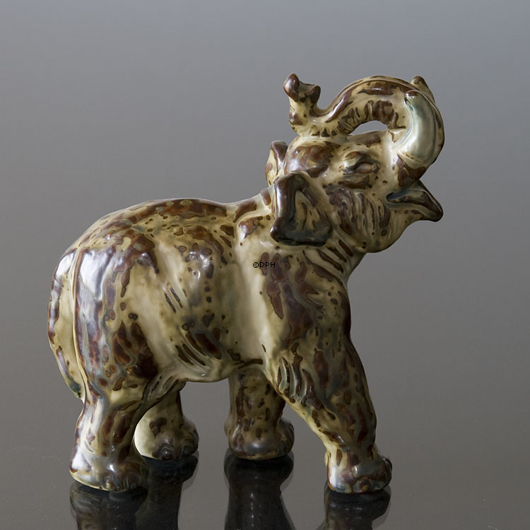 Elefant mit erhobenem Rüssel, Royal Copenhagen Steingutfigur Nr. 21517