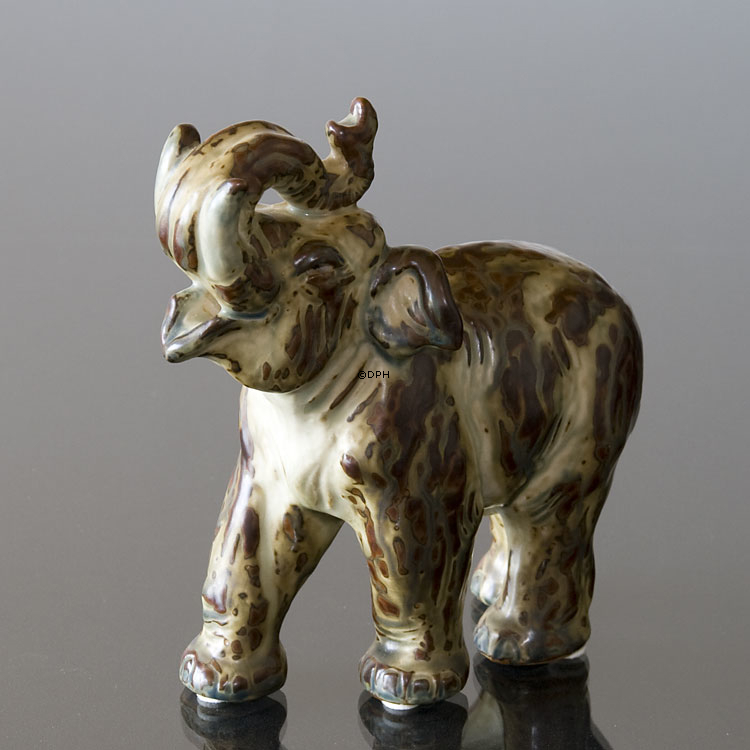 Elefant mit erhobenem Rüssel, Royal Copenhagen Steingutfigur Nr. 21517
