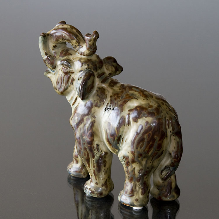 Elefant mit erhobenem Rüssel, Royal Copenhagen Steingutfigur Nr. 21517