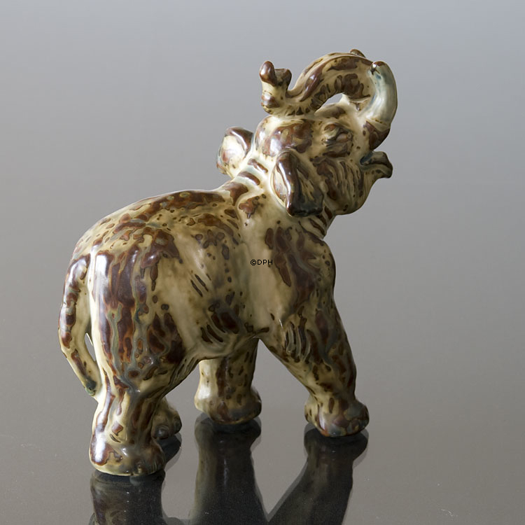 Elefant mit erhobenem Rüssel, Royal Copenhagen Steingutfigur Nr. 21517