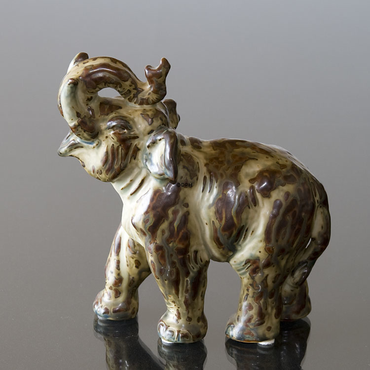 Elefant mit erhobenem Rüssel, Royal Copenhagen Steingutfigur Nr. 21517