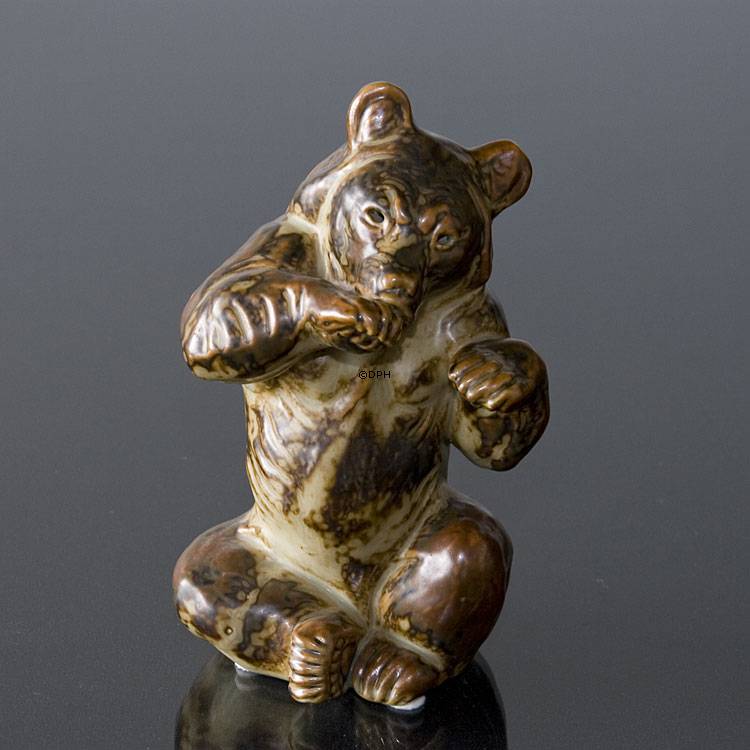 Sitzender Bär leckt seine Pfote, Royal Copenhagen Steingut Figur Nr. 21675