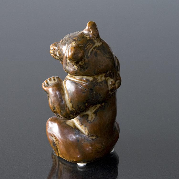 Sitzender Bär leckt seine Pfote, Royal Copenhagen Steingut Figur Nr. 21675