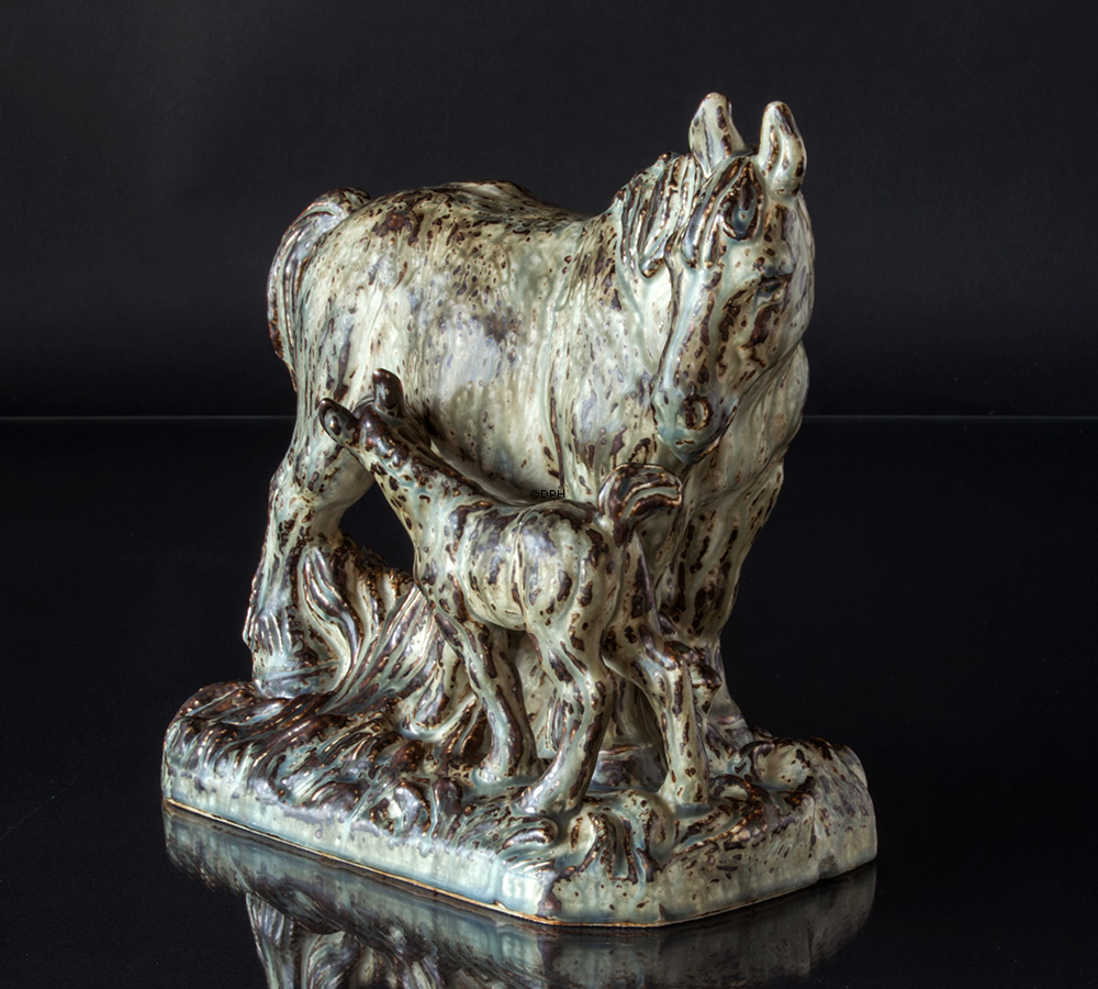 Stute mit Fohlen, Royal Copenhagen Steingut Figur Nr. 21727