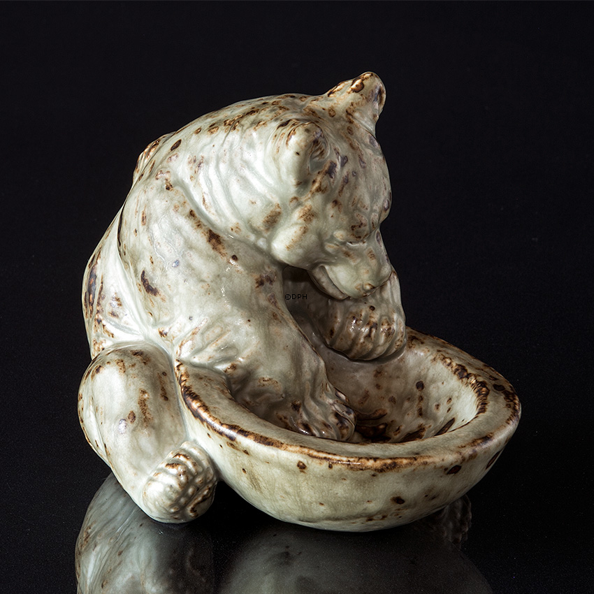 Sitzender Bär mit Schale, Royal Copenhagen Steinzeugfigur Nr. 21737