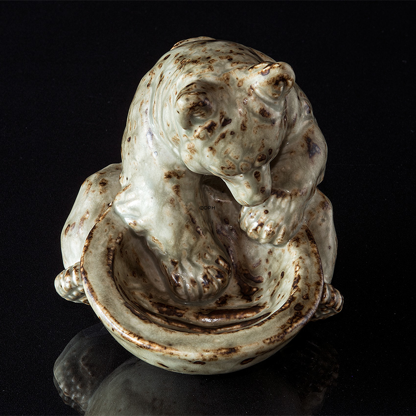 Sitzender Bär mit Schale, Royal Copenhagen Steinzeugfigur Nr. 21737