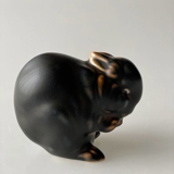 Kaninchen sitzt und knabbert am Essen, Royal Copenhagen Steinzeug Figur Nr. 22693