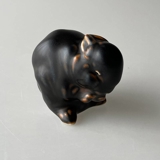 Kaninchen sitzt und knabbert am Essen, Royal Copenhagen Steinzeug Figur Nr. 22693