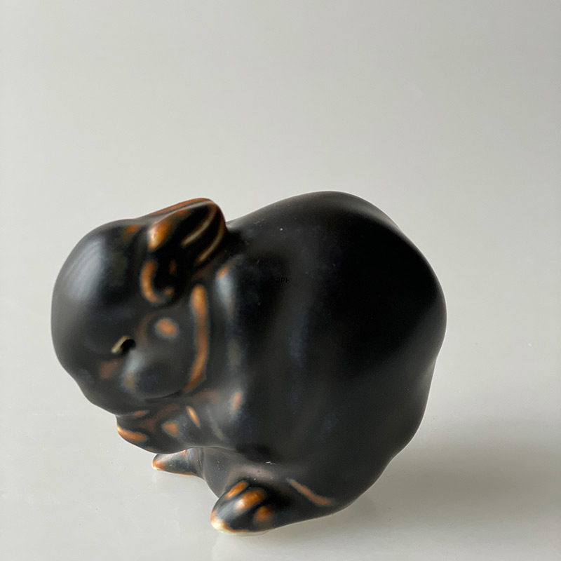 Kaninchen sitzt und knabbert am Essen, Royal Copenhagen Steinzeug Figur Nr. 22693