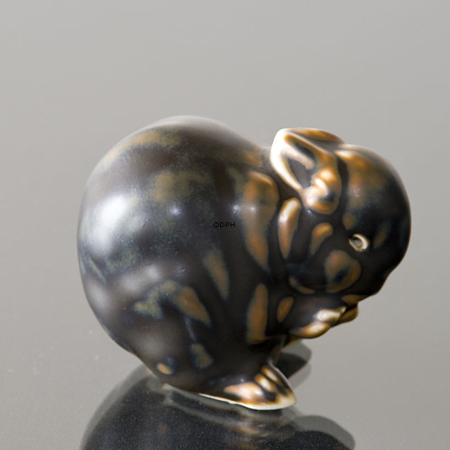 Kaninchen sitzt und knabbert am Essen, Royal Copenhagen Steinzeug Figur Nr. 22693